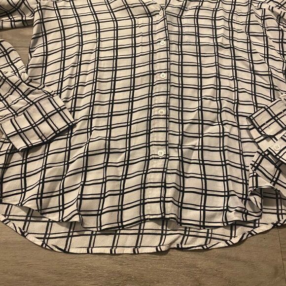 Soft checkered black/white long sleeve button down blouse size small - Picture 4 of 8